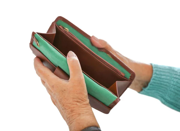 白い背景に空の財布を持つ高齢女性の手。退職後の貧困の概念 — ストック写真