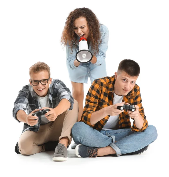 Teenagery hrají video hru a afroameričanka s megafonem na bílém pozadí — Stock fotografie