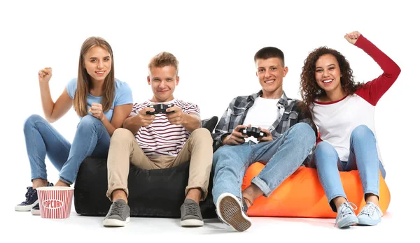 Підлітки грають у відеогру на білому тлі — стокове фото