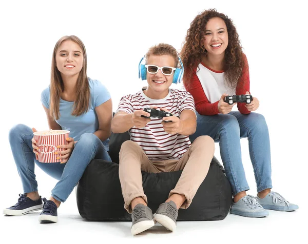 Jugendliche spielen Videospiel auf weißem Hintergrund — Stockfoto