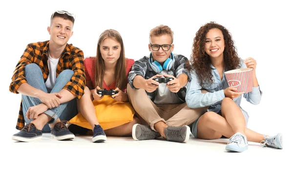 Teenageři hrají videohru na bílém pozadí — Stock fotografie