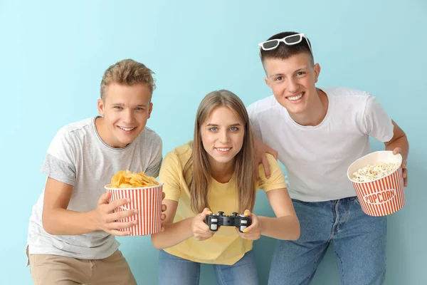 Tieners spelen videospel op kleur achtergrond — Stockfoto