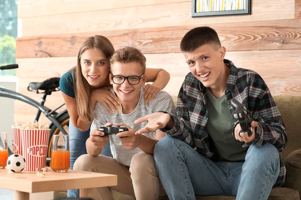 Підлітки грають у відеогру вдома — стокове фото