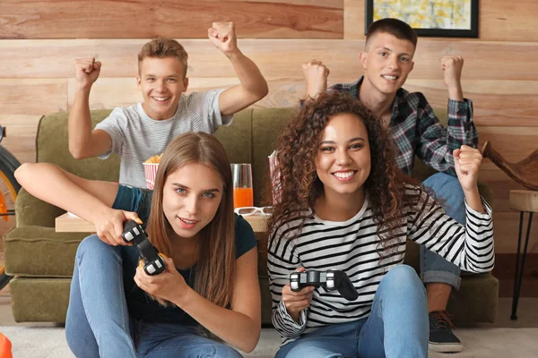 Teenager spielen Videospiel zu Hause — Stockfoto
