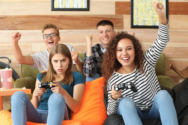 Adolescenti che giocano ai videogiochi a casa — Foto Stock