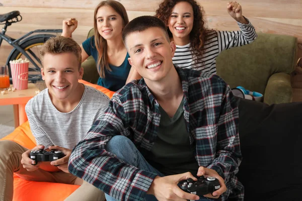 Adolescentes jugando videojuegos en casa —  Fotos de Stock