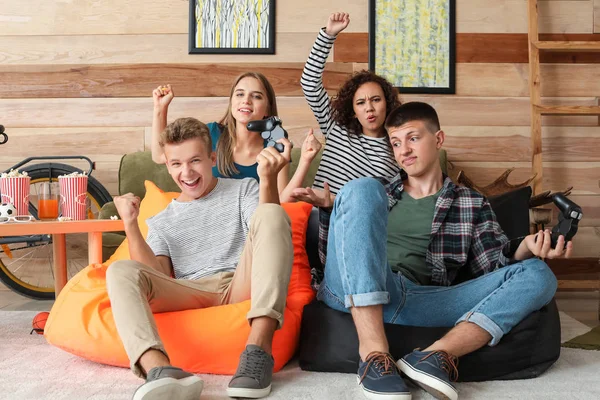 Teenagers playing video game at home — Stock Photo, Image