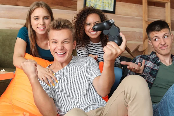 Teenageři hrají doma videohru — Stock fotografie