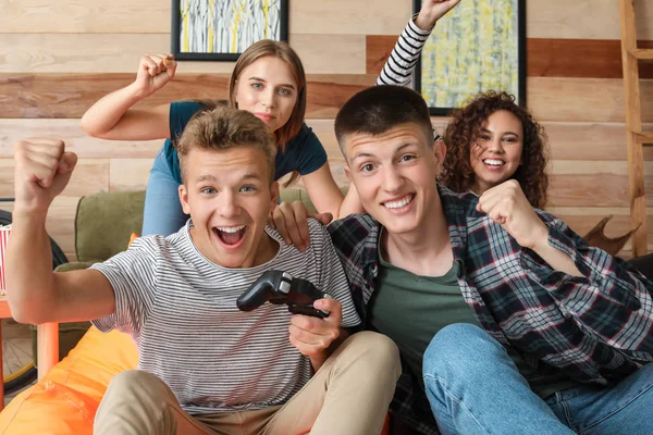 Підлітки грають у відеогру вдома — стокове фото