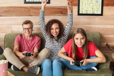 Gençler evde video oyunu oynuyor