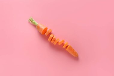 Renkli arka planda dilimlenmiş taze havuç