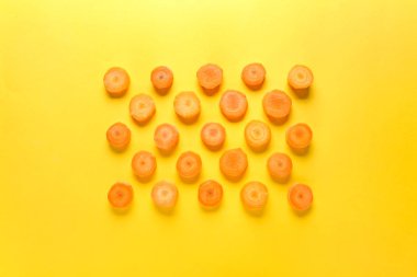 Renkli arka planda havuç birçok dilim