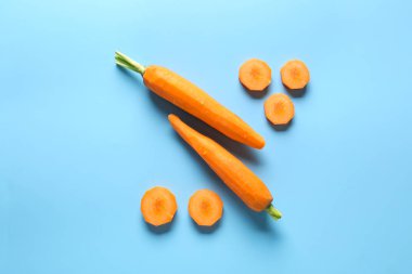 Renkli arka planda taze havuç