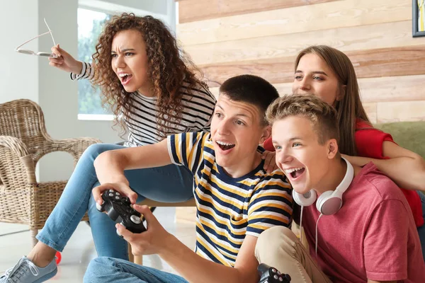 Adolescentes jugando videojuegos en casa —  Fotos de Stock