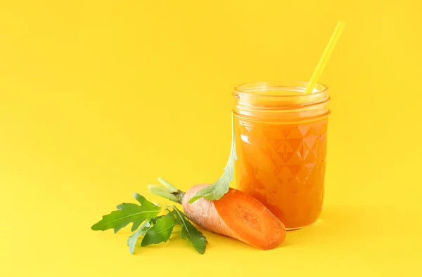 Vaso di succo di carota saporito su sfondo a colori — Foto Stock