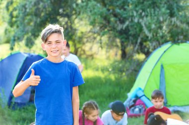 Yaz kampında dinlenen küçük çocuğun portresi