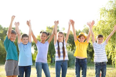 Yaz günü açık havada bir grup çocuk