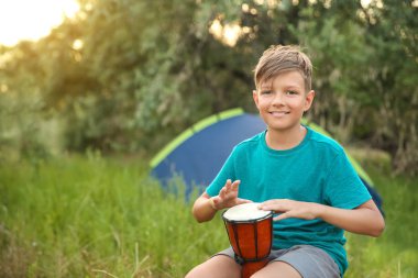Yaz kampında davul çalan küçük çocuk