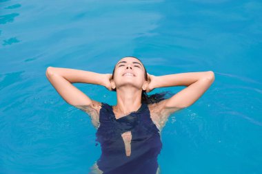 Yüzme havuzunda güzel genç bir kadın