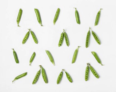 Beyaz arka planda taze bezelyeler.