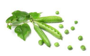 Beyaz arka planda taze bezelyeler.