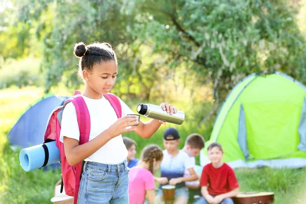 サマーキャンプで休息サーモスを持つアフリカ系アメリカ人の女の子 — ストック写真