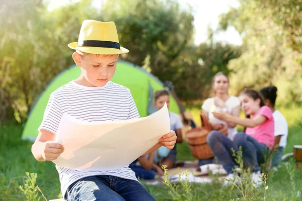 Niño estudiando mapa en el campamento de verano — Foto de Stock