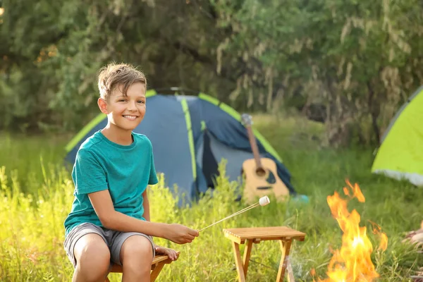 Ragazzo arrostendo marshmallow in fiamme al campo estivo — Foto Stock