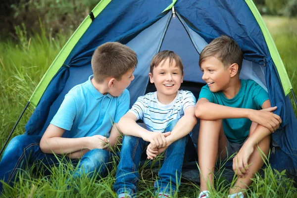 Bambini seduti vicino alla tenda al campo estivo — Foto Stock