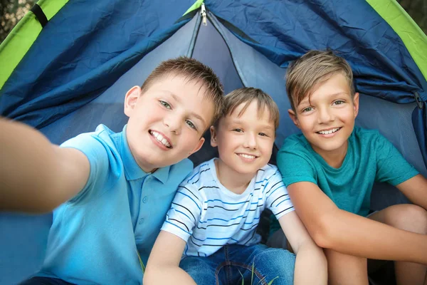 Children taking selfie near tent at summer camp — Stock Photo, Image