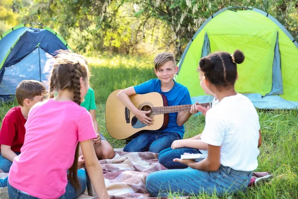 Gruppo di bambini che riposano al campo estivo — Foto Stock
