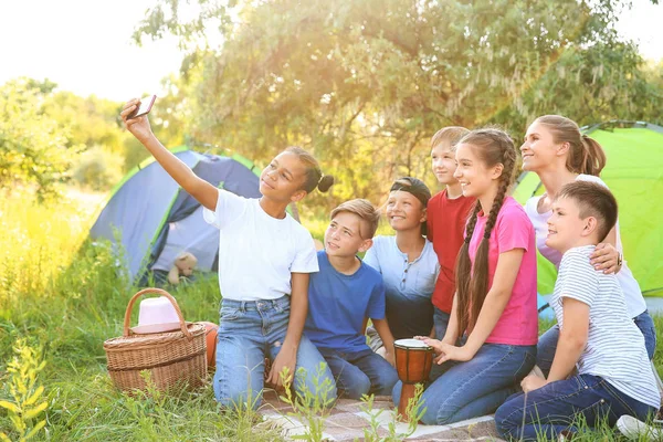 Gruppo di bambini che fanno selfie al campo estivo — Foto Stock