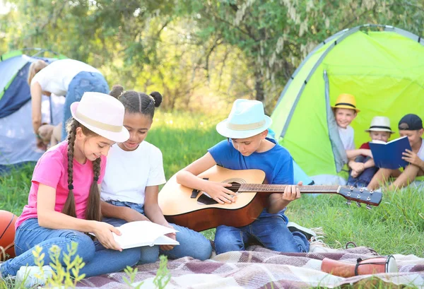 Gruppo di bambini che riposano al campo estivo — Foto Stock