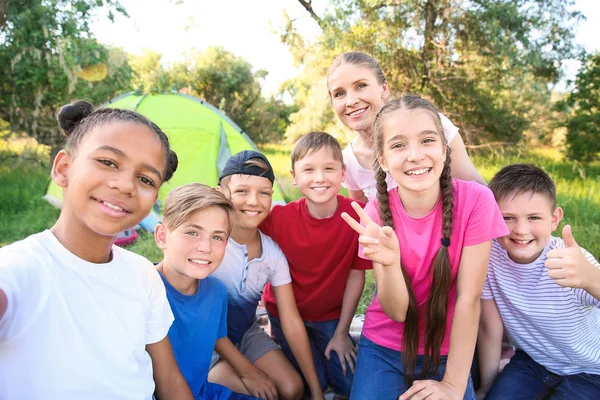 Groupe d'enfants prenant selfie au camp d'été — Photo
