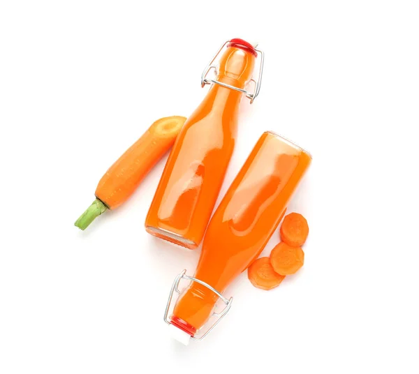 Botellas de jugo de zanahoria fresca sobre fondo blanco — Foto de Stock