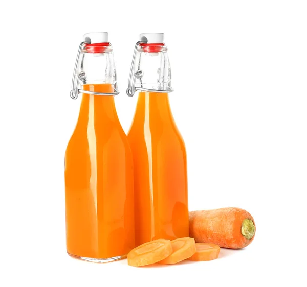Flasker med fersk gulrotjuice på hvit bakgrunn – stockfoto