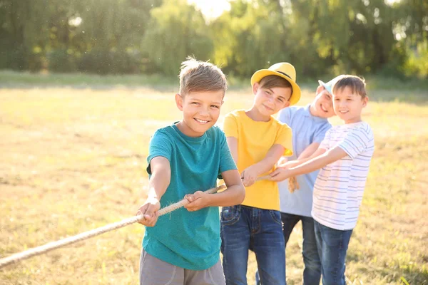Grupo de crianças puxando corda no acampamento de verão — Fotografia de Stock