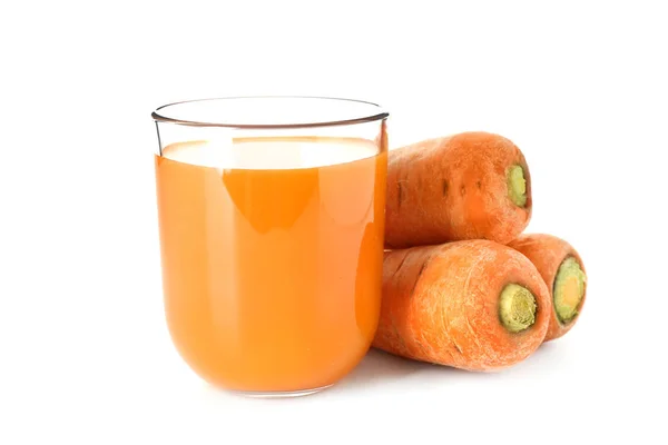 Vidro de suco de cenoura fresca no fundo branco — Fotografia de Stock