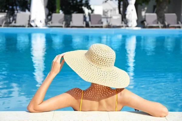 Beautiful young woman relaxing in swimming pool — Stock Photo, Image