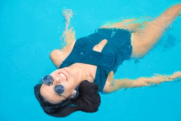 Mooie jonge vrouw zwemmen in zwembad — Stockfoto