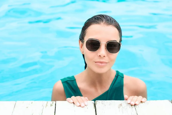 Beautiful young woman in swimming pool — Stock Photo, Image