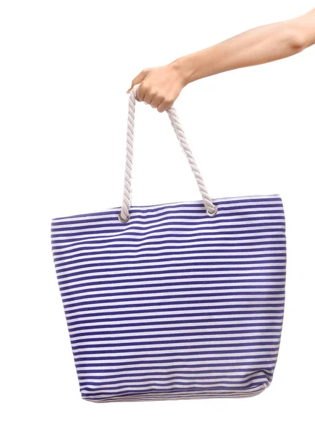 Kvinnlig hand med snygg strandväska på vit bakgrund — Stockfoto