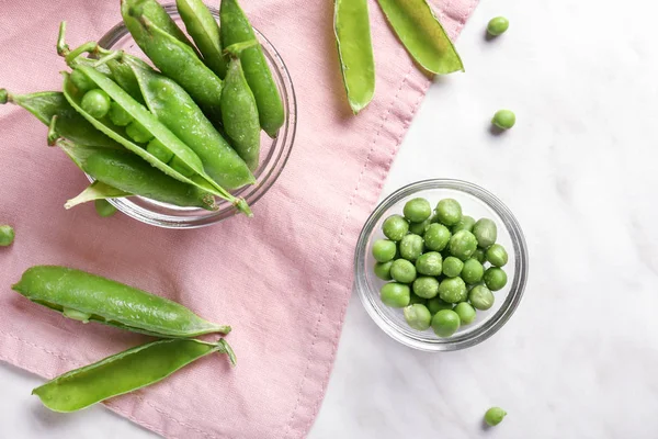 Composición con sabrosos guisantes frescos sobre fondo claro — Foto de Stock