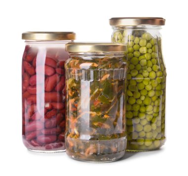 Beyaz arka planda farklı konserve sebze ve baklagiller ile Kavanozlar