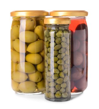 Beyaz arka planda konserve zeytin ve kapari ile Kavanozlar