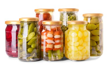 Beyaz arka planda farklı konserve sebze ve baklagiller ile Kavanozlar