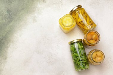 Hafif arka planda farklı konserve sebze ve mantar ile Kavanozlar