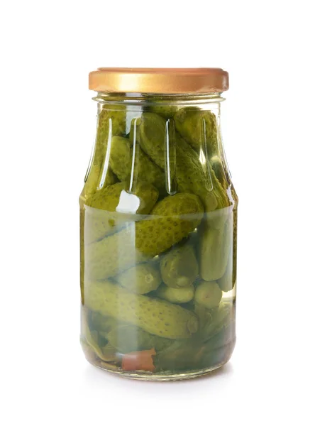 Pot met ingeblikte komkommers op witte achtergrond — Stockfoto