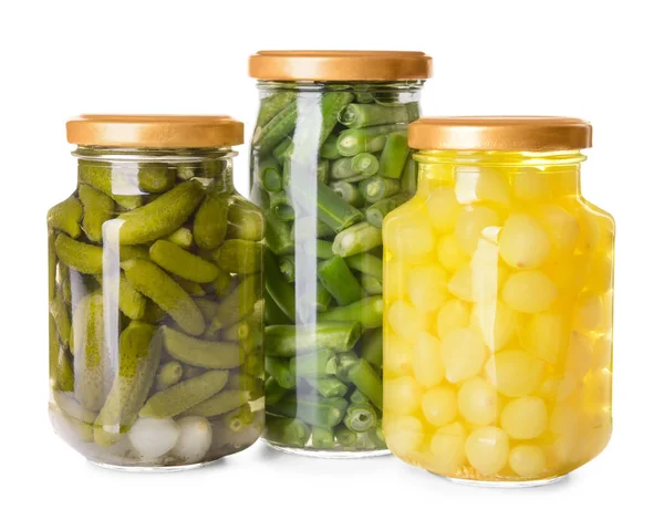 Potten met verschillende ingeblikte groenten op witte achtergrond — Stockfoto