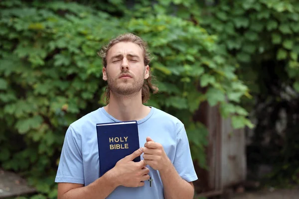 Religioso joven rezando al aire libre — Foto de Stock